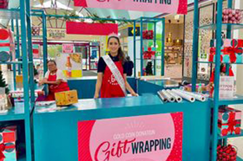 volunteers-wrapping-4