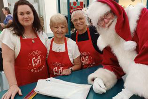 volunteers-wrapping-7