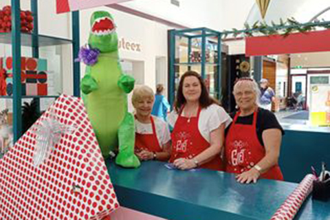 volunteers-wrapping-8